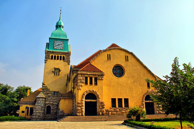 3. L'église chrétienne de Qingdao (Shandong)C'est un batiment de style typique des chateaux allemands.