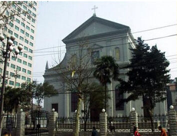 9. L'église catholique de la rue de Shanghai, à Wuhan (Hubei)Cette église fondée en 1876 a été con ue par un missionnaire italien, dont le nom chinois est Yu Zuobin. Son style évoque celui de la basilique de Rome.