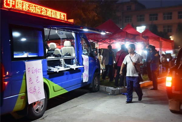 Un véhicule de China Mobile offre un service de recharge de batteries sur le site de l'épicentre, dans la commune de Yongping. L’alimentation en électricité a été rétablie après que le tremblement de terre ait causé des pannes dans 11 098 foyers.