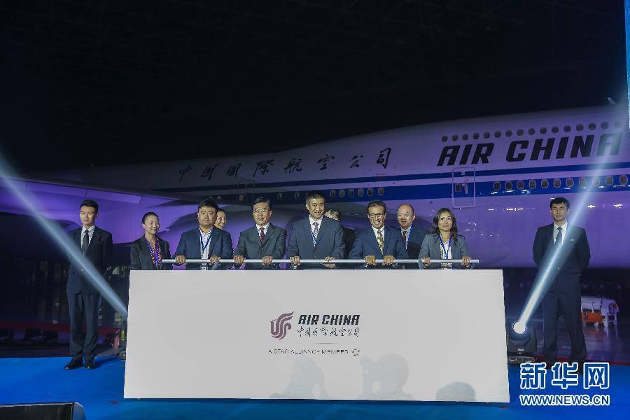 Le président d’Air China, Song Zhiyong, et le vice-président de la vente de Boeing Commercial Airplanes (section Asie nord-est), Mao Yishan, ont notamment assisté à l’inauguration du premier Boeing 747-8 en Chine.