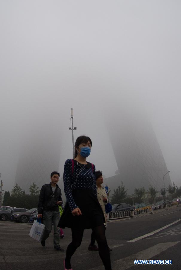 Photos - Un épais smog enveloppe la ville de Beijing