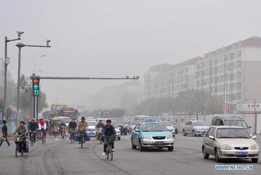 Photos - Un épais smog enveloppe la ville de Beijing