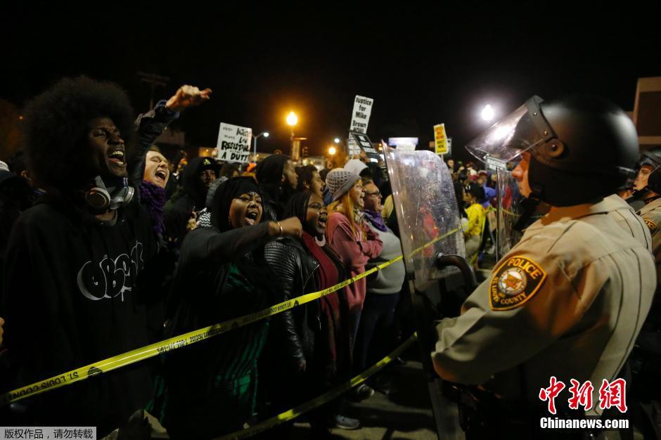 USA: des milliers de personnes manifestent contre la violence policière à Saint Louis