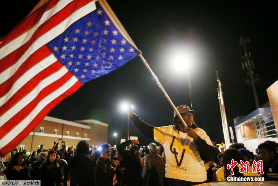 USA: des milliers de personnes manifestent contre la violence policière à Saint Louis