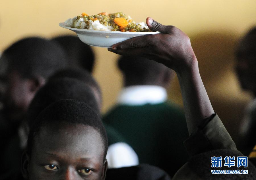 Le 16 octobre 2012, des élèves achètent des repas de cantine, au Lycée de la République à Nairobi, la capitale du Kenya.