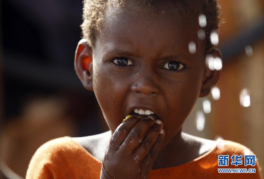 Le 28 juin 2012, un garçon prends son repas à l’extérieur d’une tente à Mogadiscio, la capitale de la Somalie.