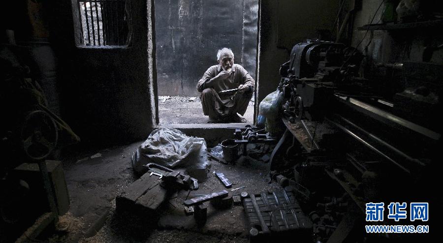 Le 5 janvier 2012, un ouvrier de 52 ans déjeune à l’extérieur d’une usine de Karachi au Pakistan.