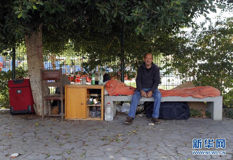 Le 26 septembre 2012, en Espagne, un chômeur âgé de 64 ans assis sur un banc de pierre dans l’abri temporaire qu’il occupe. 