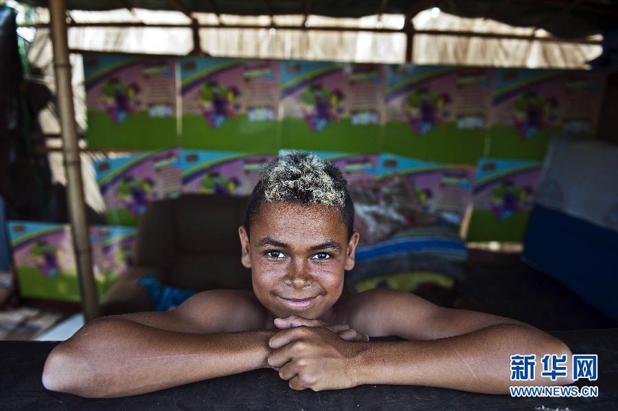 Le 9 janvier 2014, à Sao Paulo, au Brésil, un jeune garçon nous offre un sourire dans un centre d’hébergement provisoire, où plus de 8 000 familles vivent. 