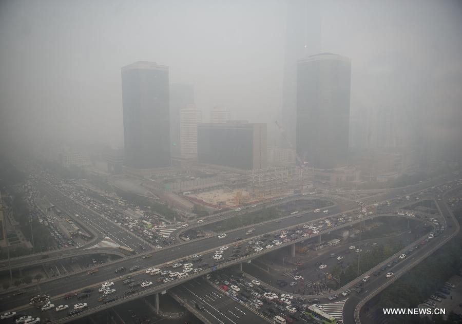 Un épais smog enveloppe la ville de Beijing
