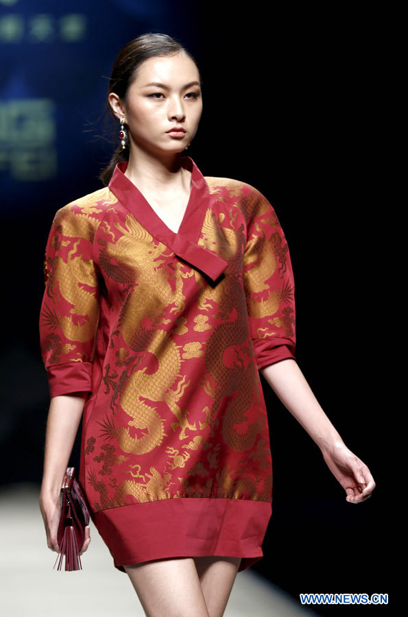 Semaine de la mode de Chine : défilé des créations du styliste Zeng Fengfei