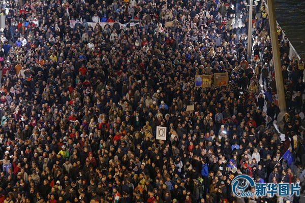 Près de 100 000 Hongrois manifestent contre la taxe sur Internet