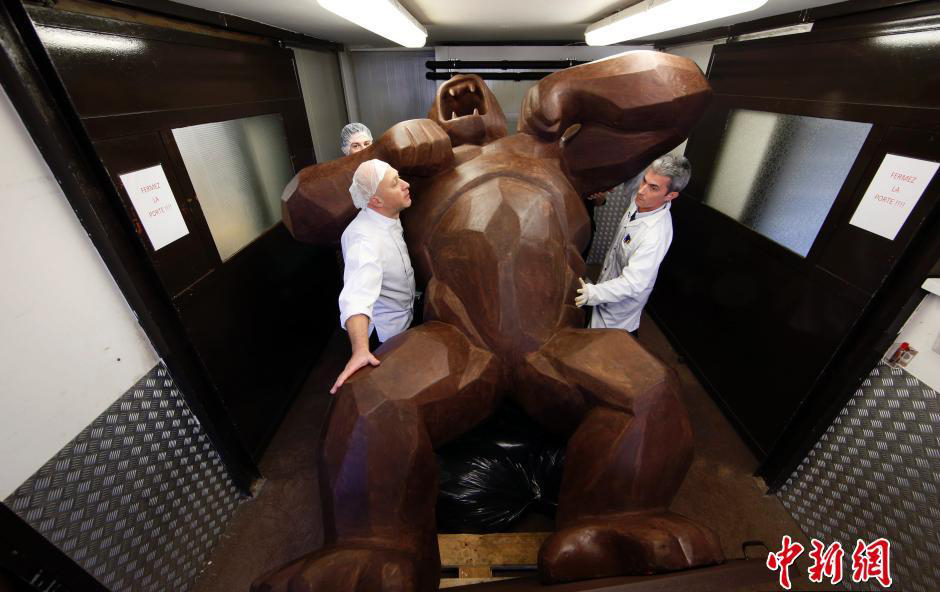 Un King-Kong en chocolat de 4 mètres de haut réalisée par le chocolatier français Jean-Paul Hévin est exposé actuellement au Salon du Chocolat à Paris.