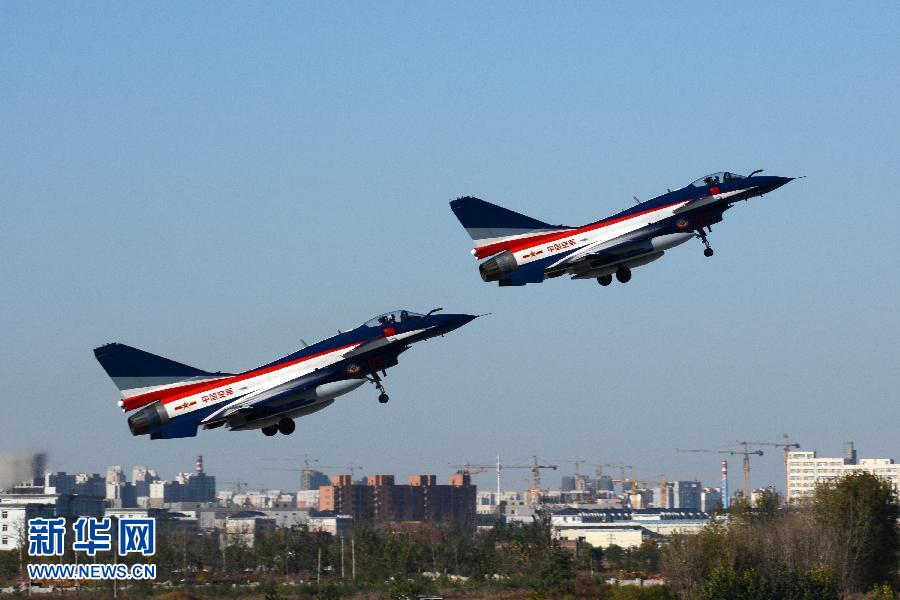 Deux chasseurs J-10 de la patrouille acrobatique « 1er Août » décollent d'un aéroport dans le Nord de la Chine.