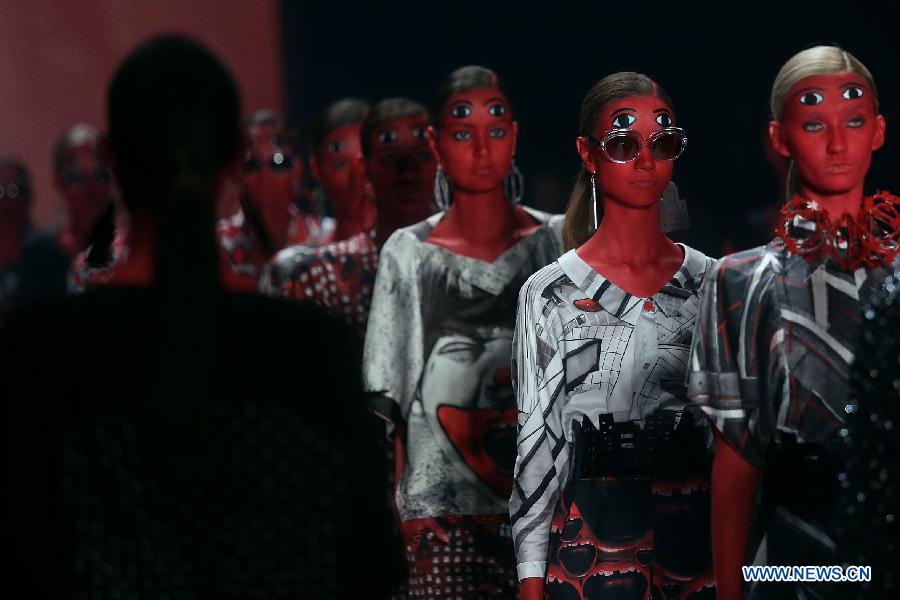 Des mannequins présentent des créations de la marque "Ronaldo Fraga", lors de la 38e Semaine de la Mode de Sao Paulo, au Brésil, le 5 novembre 2014.