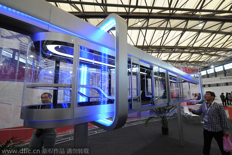 Une maquette de concept de train suspendu exposé lors du 16e Salon international de l'industrie de Chine à Shanghai, le 4 novembre 2014. 
