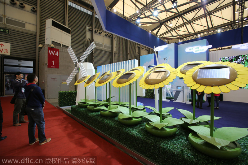 Un système de production électrique solaire exposé par Shanghai Electrics lors du 16e Salon international de l'industrie de Chine à Shanghai, avec un ensemble de panneaux solaires en forme de tournesols, le 4 novembre 2014.