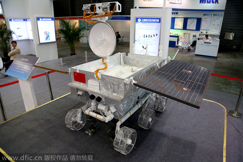 Une maquette de véhicule lunaire d'exploration, présentée pendant le 16e Salon international de l'industrie de Chine à Shanghai, le 4 novembre 2014.