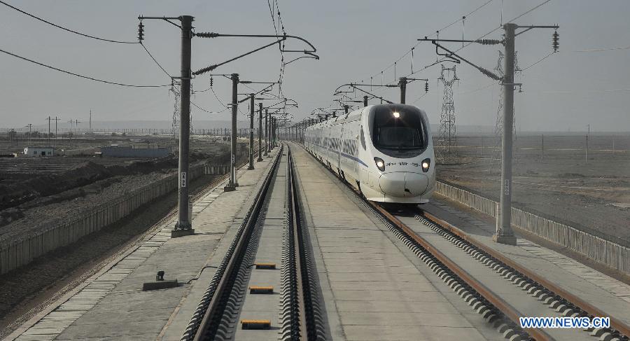 Essai d'un train à grande vitesse dans le Xinjiang