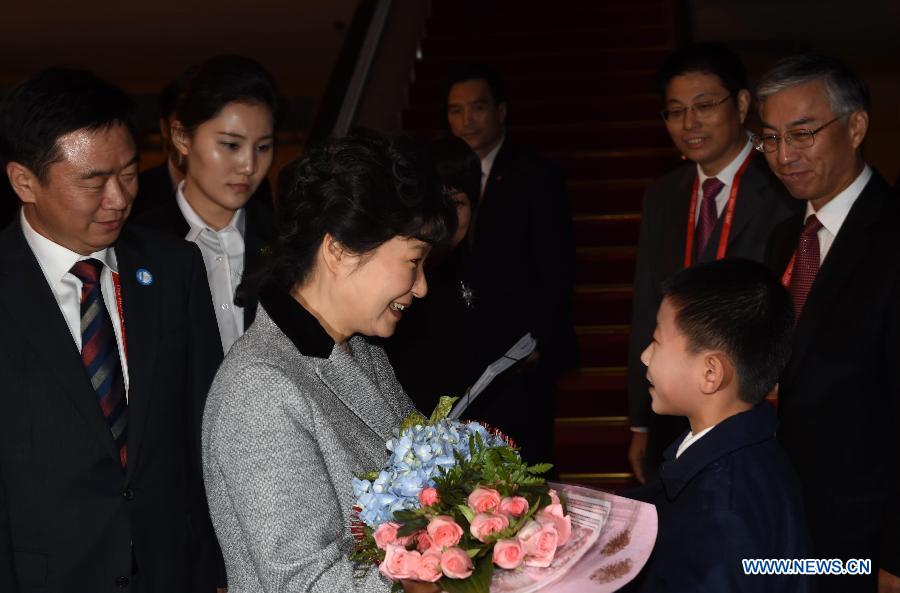 Arrivée à Beijing de la présidente de la République de Corée pour la réunion de l'APEC