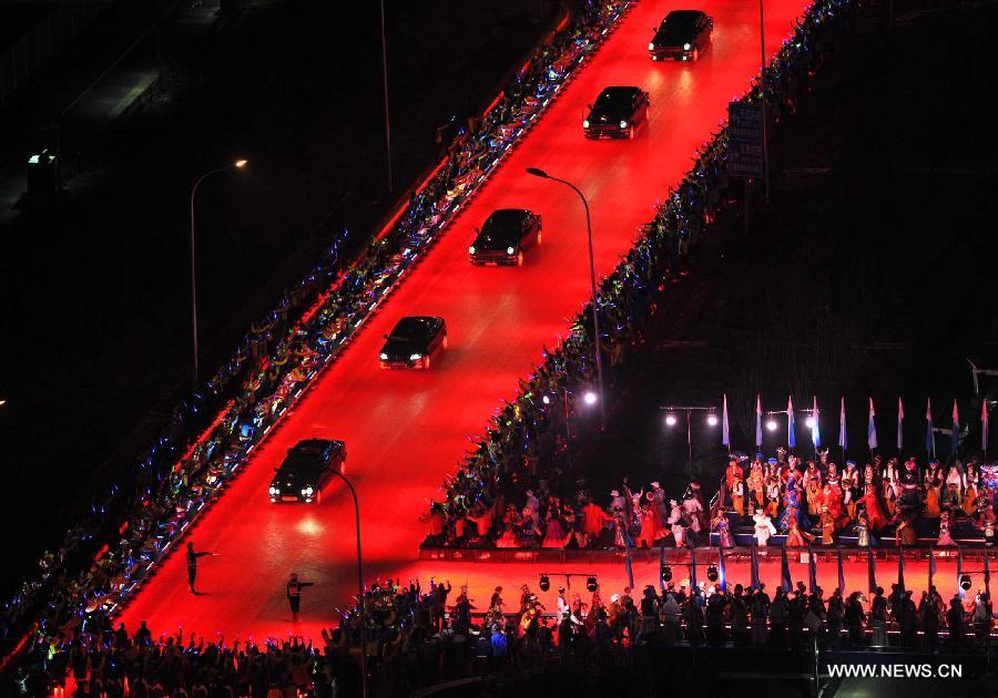 Un cortège de véhicules arrive au Centre national de natation (le Cube d'eau) de Beijing, avant un banquet donné en l’honneur des principaux dirigeants de la Coopération économique (APEC), le 10 novembre 2014.