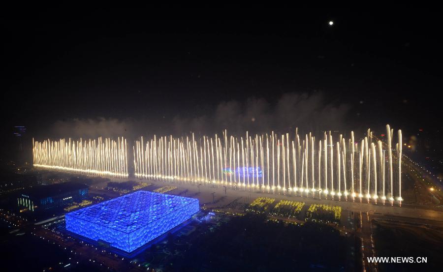 Dans le cadre de la 22e réunion des principaux dirigeants de la Coopération économique de l'Asie-Pacifique (APEC) ayant lieu à Beijing du 10 à 11 novembre, un grand spectacle de feux d'artifice a été dans le parc olympique de la capitale chinoise, capitale de la Chine, le 10 novembre 2014.