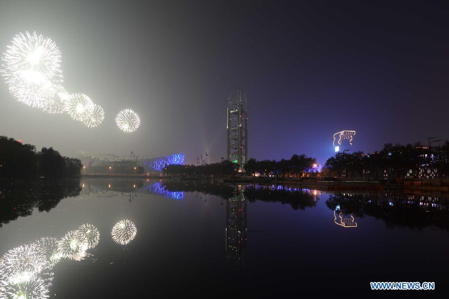 Dans le cadre de la 22e réunion des principaux dirigeants de la Coopération économique de l'Asie-Pacifique (APEC) ayant lieu à Beijing du 10 à 11 novembre, un grand spectacle de feux d'artifice a été dans le parc olympique de la capitale chinoise, capitale de la Chine, le 10 novembre 2014.