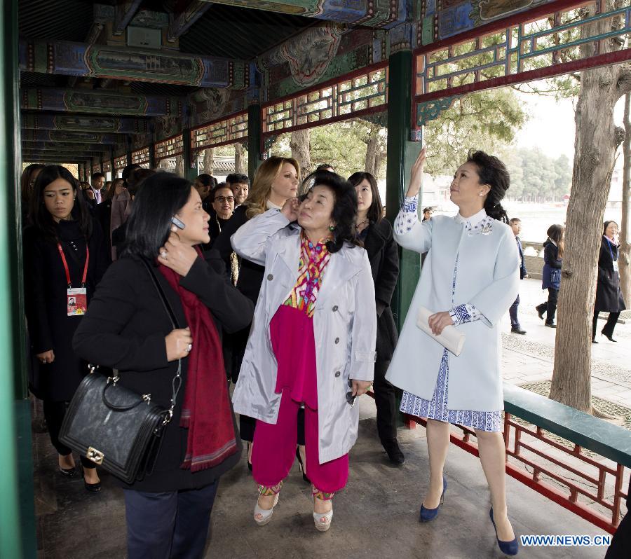 Peng Liyuan invite les épouses des dirigeants de l'APEC à visiter le Palais d'été