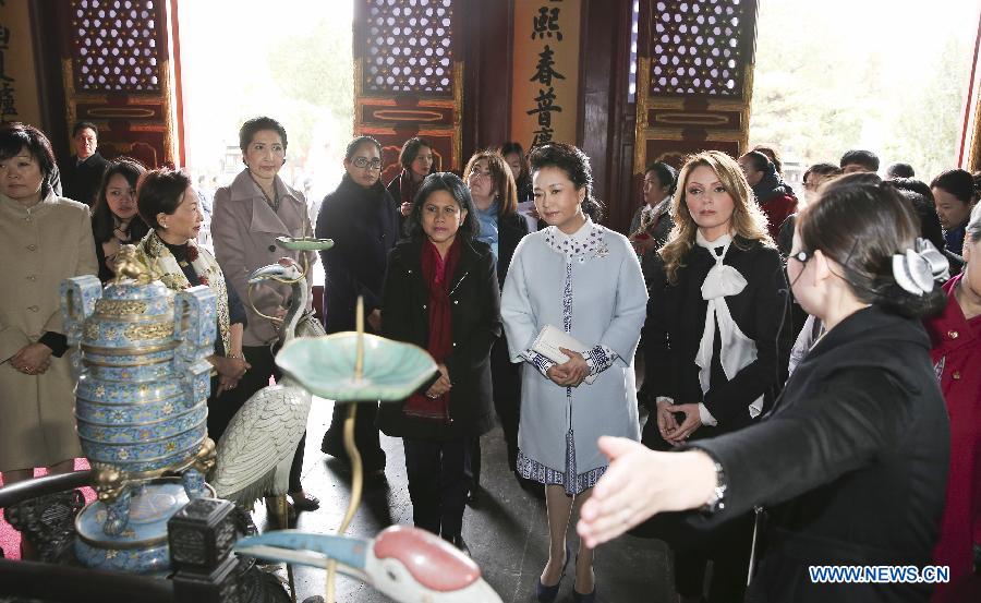 Peng Liyuan invite les épouses des dirigeants de l'APEC à visiter le Palais d'été