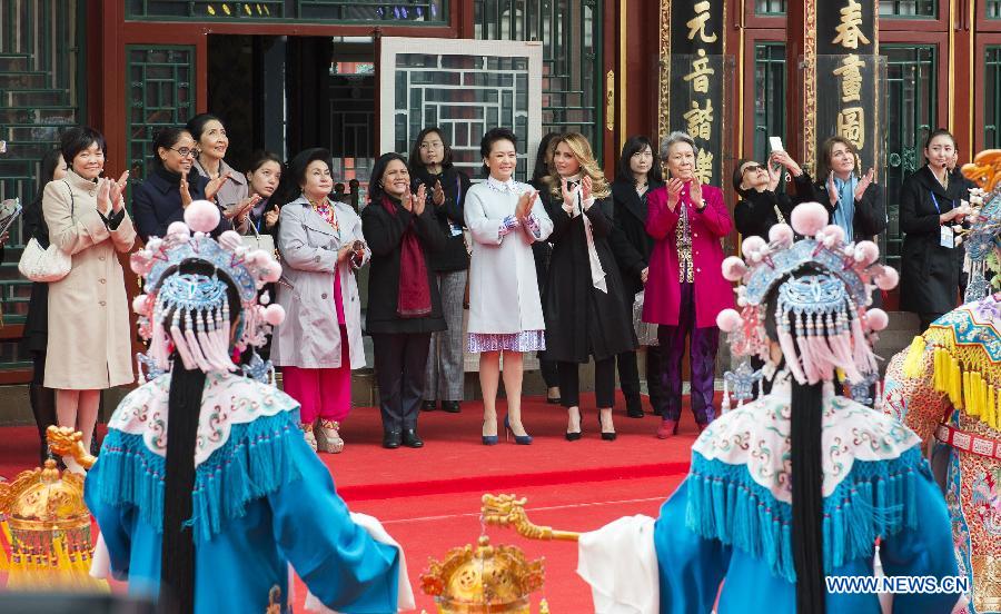 Peng Liyuan invite les épouses des dirigeants de l'APEC à visiter le Palais d'été