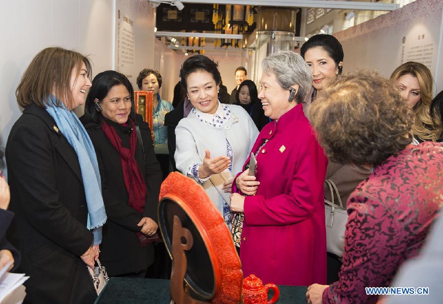 Peng Liyuan invite les épouses des dirigeants de l'APEC à visiter le Palais d'été