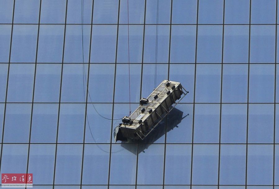 Deux laveurs de vitres bloqués au 69e étage du One World Trade Center