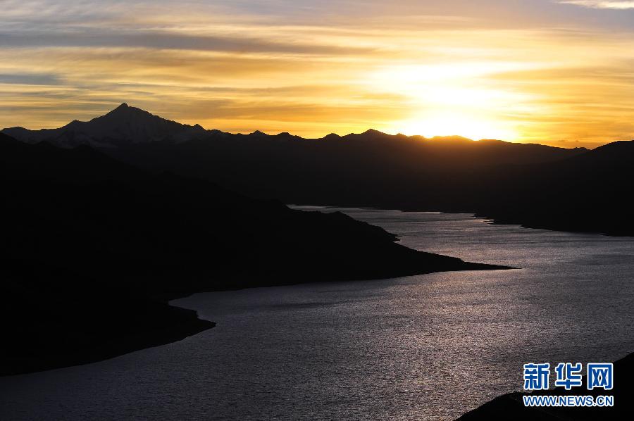 Un lac sacré tibétain et son magnifique coucher de soleil 