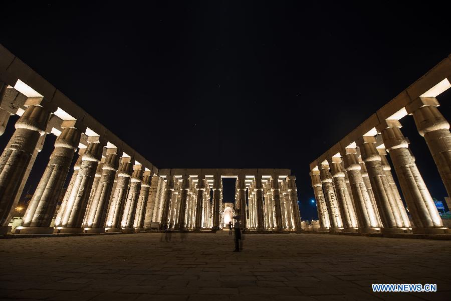Des piliers dans le Temple de Louxor sont illuminés dans la nuit à Luxor, une destination touristique célèbre dans le sud de l'Egypte, le 17 novembre 2014. (Xinhua/Pan Chaoyue)
