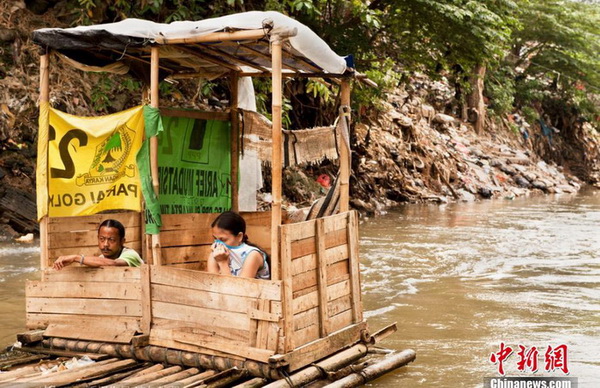 Des toilettes sur la rivière Ciliwung en Indonésie