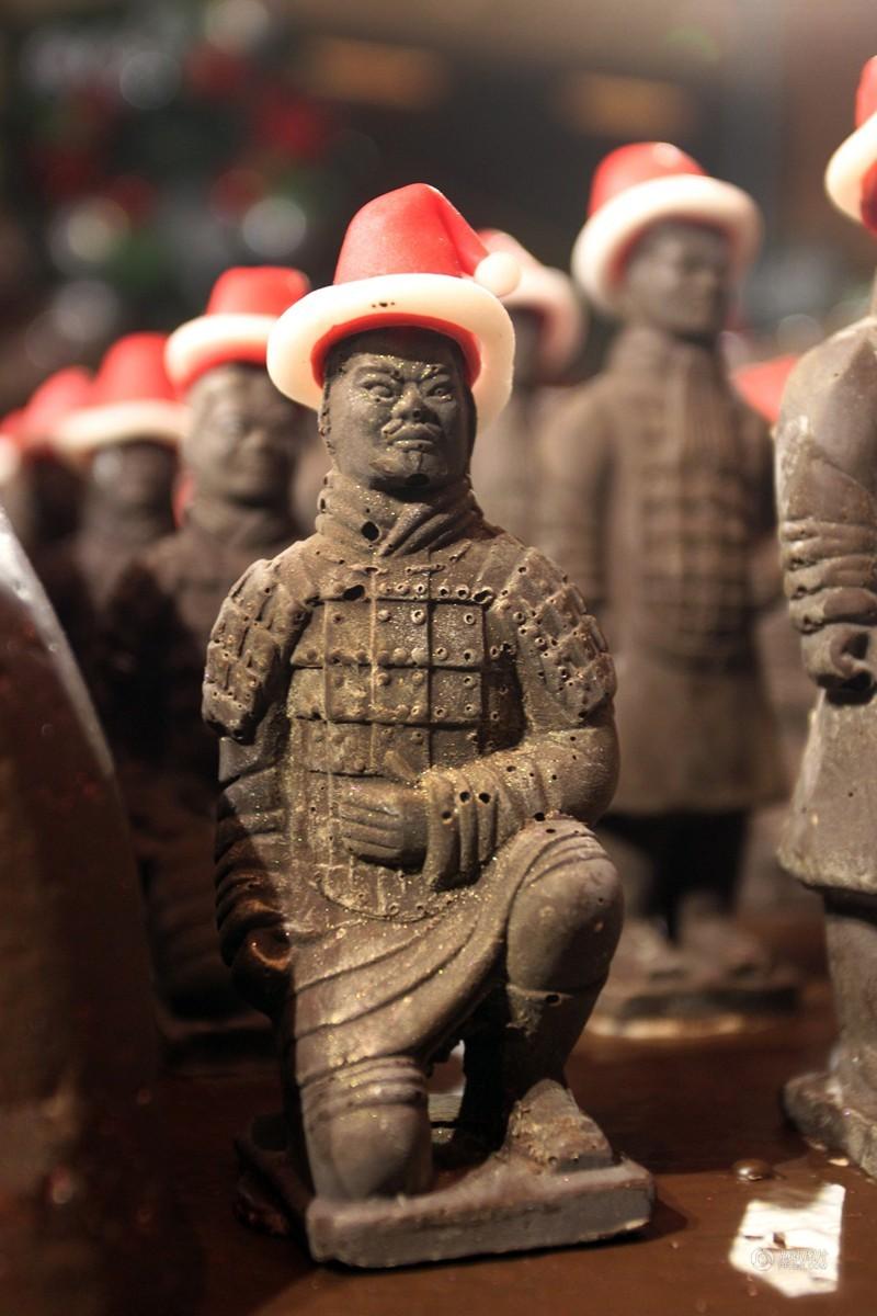 Des statues de guerriers en chocolat pour Noël