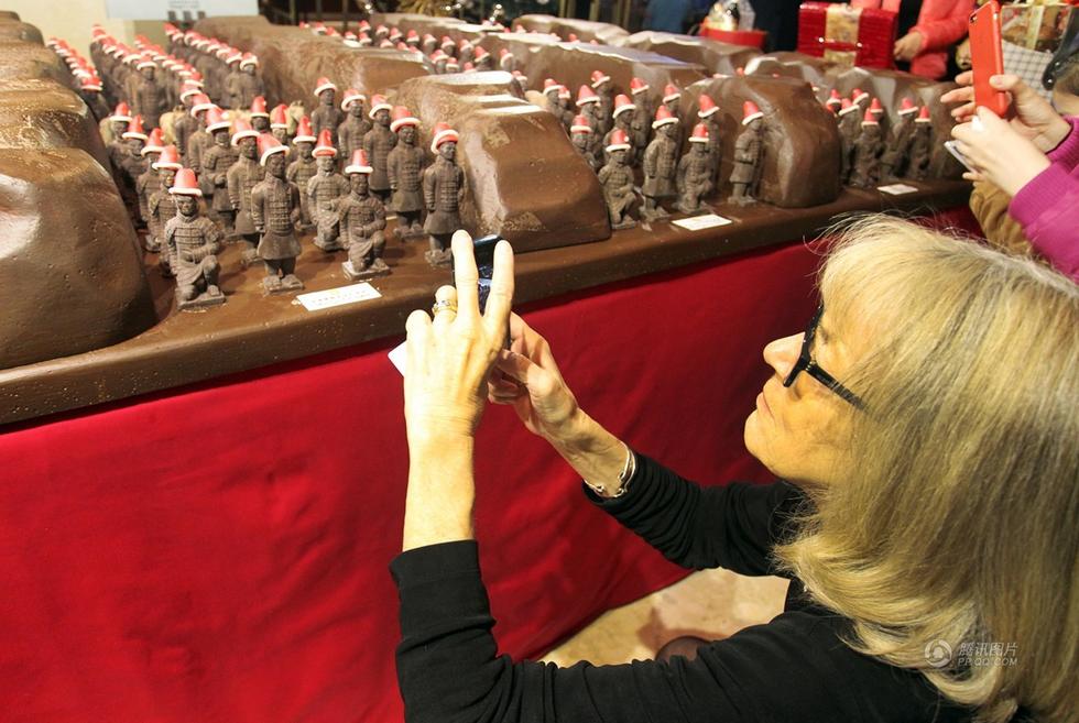 Des statues de guerriers en chocolat pour Noël