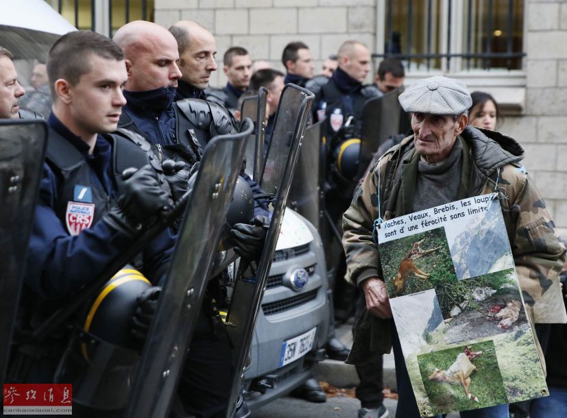 Des bergers et 300 moutons crient au loup au pied de la Tour Eiffel