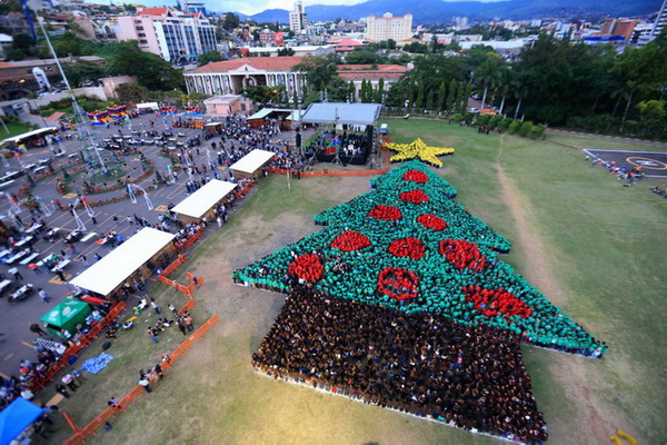 Record du plus grand sapin de Noël humain au Honduras