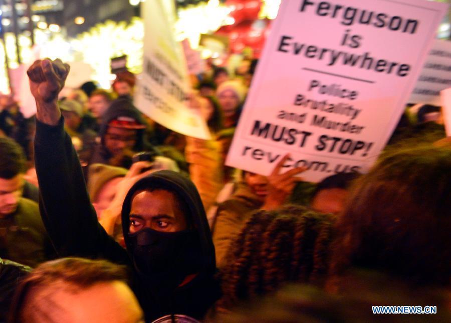 Des manifestations éclatent à New York après la décision de non inculpation d'un policier blanc impliqué dans le décès d'un noir