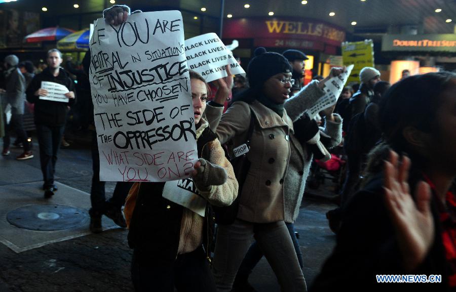 Des manifestations éclatent à New York après la décision de non inculpation d'un policier blanc impliqué dans le décès d'un noir