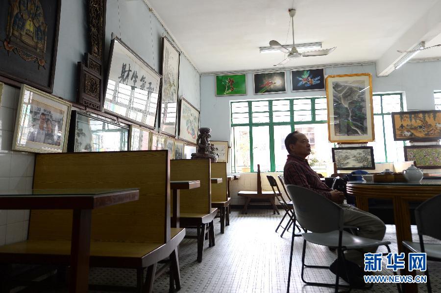Une personne âgée prend son petit-déjeuner dans la maison de thé Longhua.