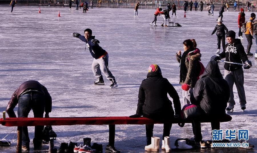 Séance de patinage à Beijing sur le lac Shichahai.