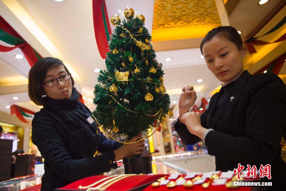 Une bijouterie crée le sapin de Noël le plus précieux du monde