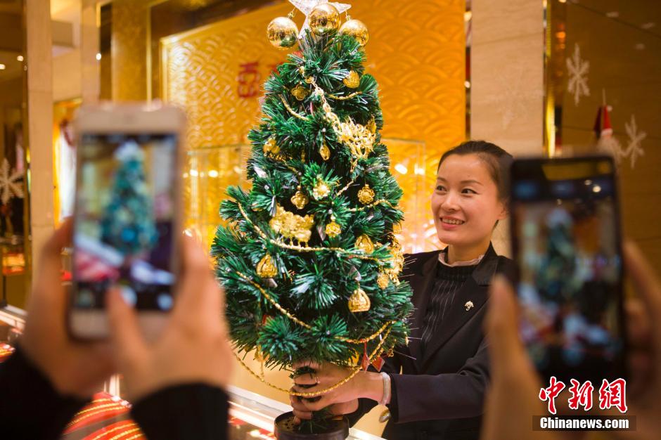 Une bijouterie crée le sapin de Noël le plus précieux du monde