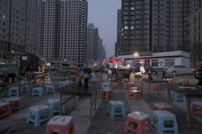 Le 28 novembre 2014, un marchand prépare des nouilles sur un chantier de construction dans le district de Chaoyang à Beijng, le 28 nov 2014. Ce restaurant étant fréquenté par les ouvriers du site.