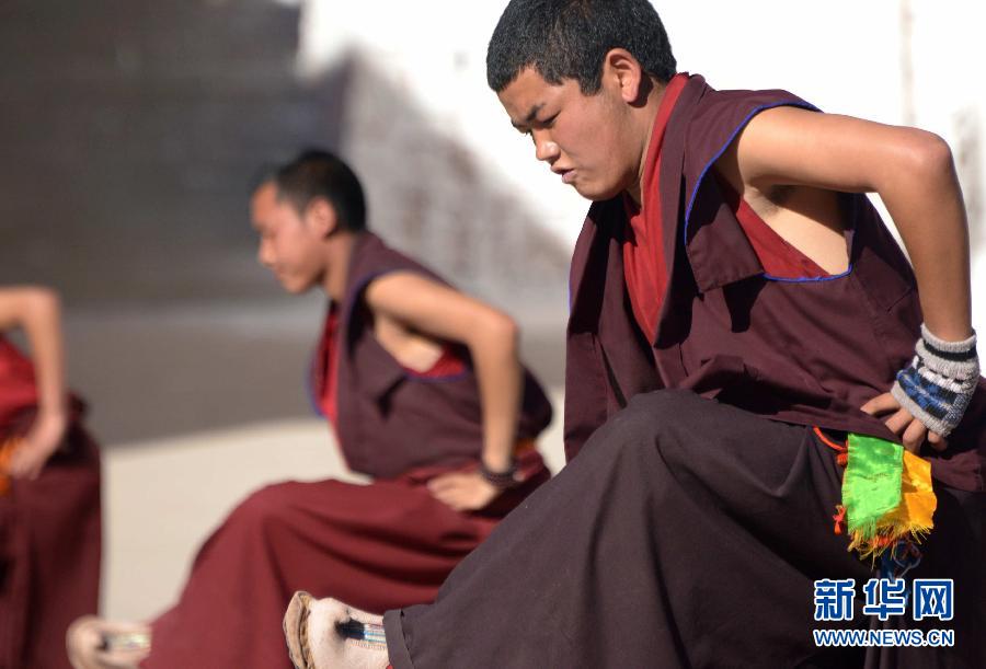 La danse des sorciers du Nouvel An des moines tibétains