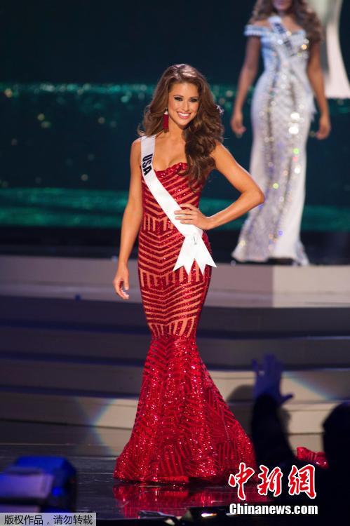 Miss Univers 2015 : les candidates défilent en tenue traditionnelle