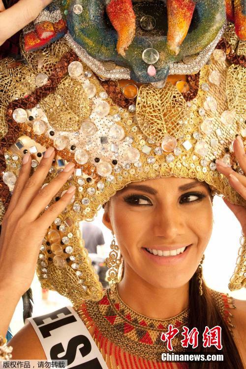 Miss Univers 2015 : les candidates défilent en tenue traditionnelle