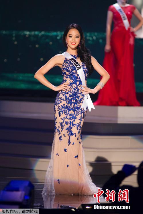 Miss Univers 2015 : les candidates défilent en tenue traditionnelle